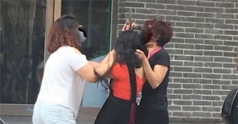 "Mời" tình địch lên xe ôtô để đánh, cắt tóc