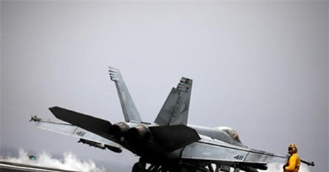 Soi dàn tiêm kích của Hải quân Mỹ không kích IS tại Syria