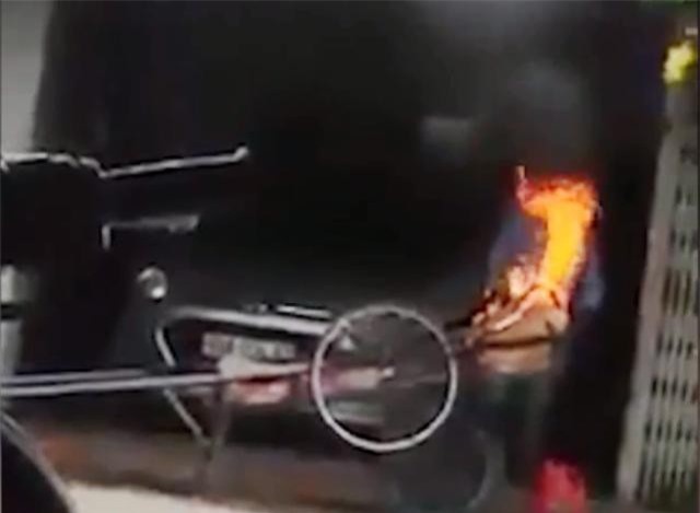 Thấy xe ba gác đậu trước cửa nhà, châm lửa đốt luôn