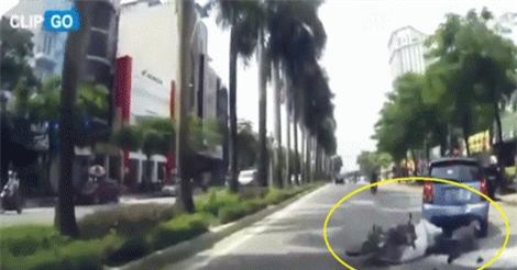 Clip: Chở hàng cồng kềnh, nữ tài xế xe máy tông cực mạnh vào đuôi ôtô