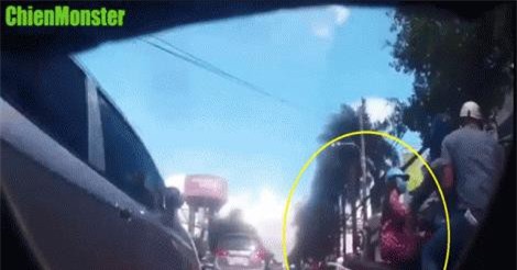 Clip: Sang đường như “tên bắn”, nữ “ninja” đốn hạ 2 thanh niên