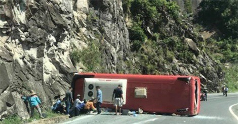 Nạn nhân bàng hoàng kể khoảnh khắc xe chở 30 du khách lật trên đèo