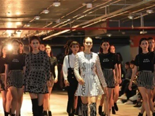 Phạm Hương cùng dàn mẫu catwalk trong hầm để xe