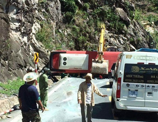 Xe chở cán bộ hưu trí bị lật trên đèo, 23 người thương vong