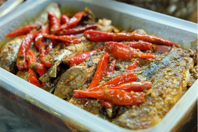 Cá nục kho cay ăn với cháo trắng - món ngon bình dân ở Đà Nẵng