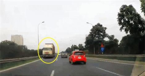 Clip: Bất chấp nguy hiểm, tài xế điều khiển xe container đi ngược chiều tại Đại lộ Thăng Long