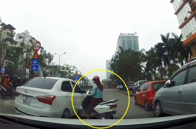 Clip: "Tạt đầu" ôtô không thành công, nữ “ninja Lead” nổi giận húc thêm mấy phát vào thân xe