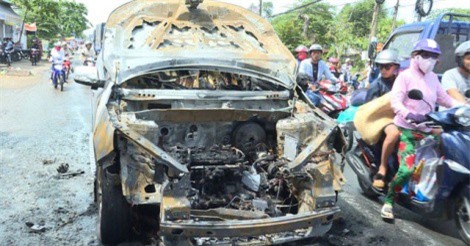 Xe 7 chỗ bốc cháy dữ dội, 2 cha con thoát nạn