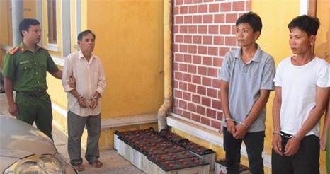 Bốn người chuyên ăn trộm bình ắc quy tàu đánh cá
