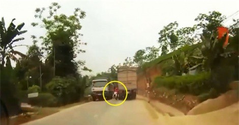 Clip: Kẹp giữa 2 xe tải, cặp đôi nam nữ thoát chết thần kỳ