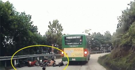 Clip: Vượt ẩu, xe máy chở 3 tông cực mạnh vào xe đi ngược chiều