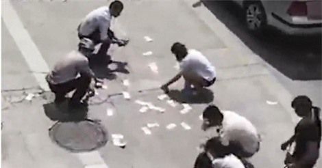 Gần 360 triệu đồng hóa "mưa tiền” rơi khắp đường, dân thi nhau nhặt