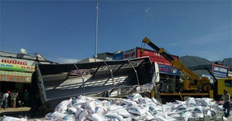 Xe tải tông nhiều phương tiện, ủi nhà dân, ít nhất 5 người chết