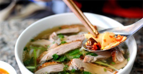 Xôi cá rô đồng và phở vịt quay ngon nức tiếng ở phố Lò Đúc