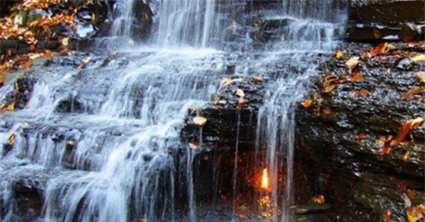 Bí ẩn ngọn lửa cháy mãi không tắt trong lòng thác nước