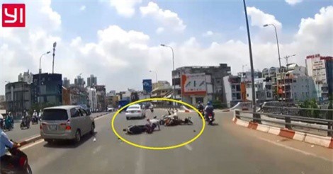 Clip: Gây tai nạn liên hoàn, nam thanh niên thản nhiên bỏ chạy