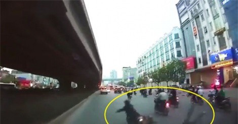 Clip: Sang đường không quan sát, nam thanh niên bị xe máy tông cực mạnh