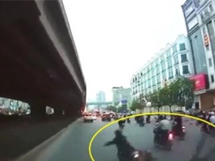 Clip: Sang đường không quan sát, nam thanh niên bị xe máy tông cực mạnh