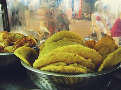 Quán xôi rán giòn rụm hút khách ở Hà Nội
