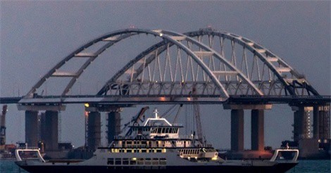 Tổng thống Putin dự lễ hợp long cầu Crimea