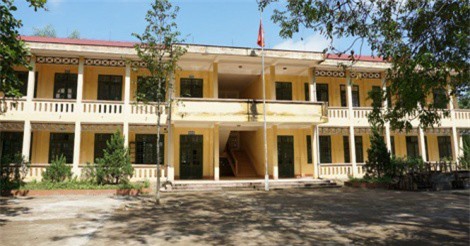 Trường mới xây đã 'dọa' sập, học sinh sơ tán về... trường cũ