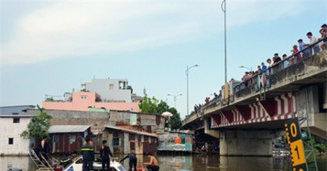 Bé trai 8 tuổi mất tích khi tắm kênh ở Sài Gòn