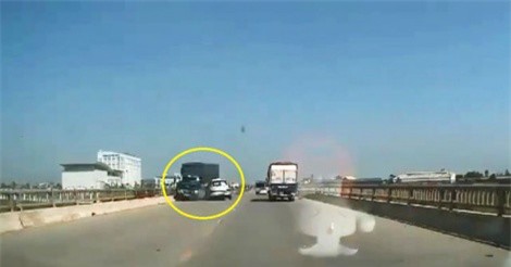 Clip: Tài xế say rượu ngủ gật, taxi lao thẳng vào ôtô tải đi ngược chiều