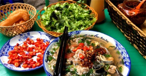 Đã bụng quà chiều với bún ốc sườn sụn Hai Bà Trưng