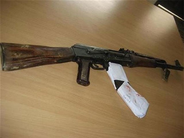 Mang súng tự chế đi săn, bị đạn găm trúng ngực