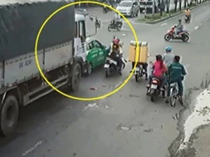 Clip: Xe tải mất phanh, gây tai nạn liên hoàn