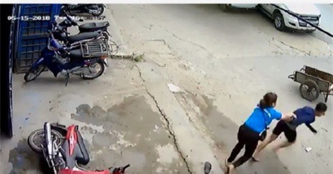 Clip: "Soái ca thần thái" bị chị em đuổi chạy mất dép sau khi trộm xe bất thành