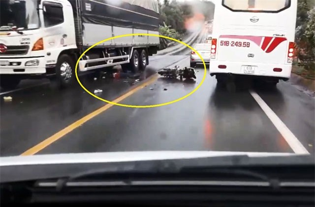 Clip: Vượt ẩu, nam thanh niên bị xe tải cán tử vong