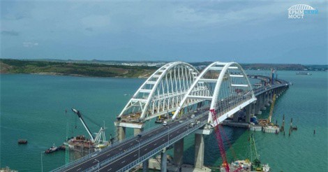 Nga thông cầu Crimea: Ukraine tiếp tục gay gắt với Moscow