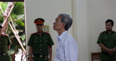 Vụ "yêu râu xanh" 78 tuổi: Yêu cầu xử lại, tạm đình chỉ chủ tọa phiên tòa