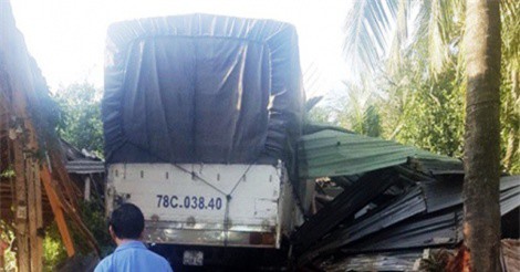 Xe tải lao thẳng vào nhà dân, cả nhà nhập viện