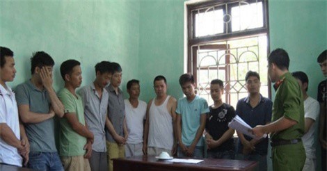 Bắt quả tang 15 đối tượng đang xóc đĩa ăn tiền ở Hà nam