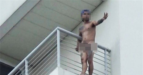 Nam thanh niên lên tầng 10 bệnh viện cởi hết quần áo, dọa nhảy xuống đất
