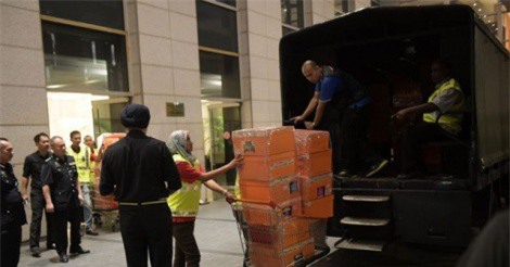 Tìm thấy 72 bao tiền và "kho" hàng hiệu trong nhà cựu Thủ tướng Malaysia