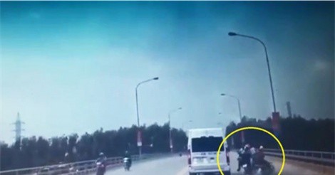 Clip: Tông phải xe máy quay đầu trên cầu, hai người suýt bị ôtô cán chết