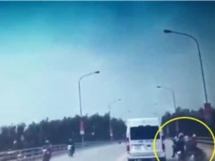 Clip: Tông phải xe máy quay đầu trên cầu, hai người suýt bị ôtô cán chết