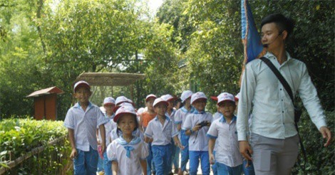 Hàng ngàn du khách về thăm quê Bác