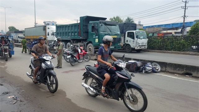Kinh hoàng tấm bạt che thùng xe ben quật chết người đi đường