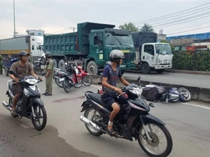 Kinh hoàng tấm bạt che thùng xe ben quật chết người đi đường