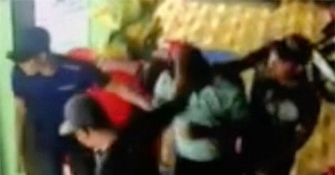 Nhóm giang hồ siết cổ, lôi người đàn ông lên xe ôtô để đòi nợ