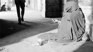 Nữ ăn xin chuyên nghiệp có 16 triệu đồng tiền mặt, lái BMW sang chảnh dạo phố