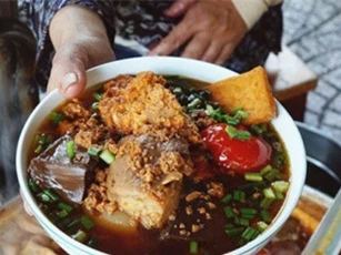 Quán bún riêu 30 năm ở Sài Gòn: Bán 500 tô trong 6 tiếng