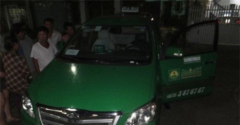 Tài xế taxi chết bất thường trên ghế lái