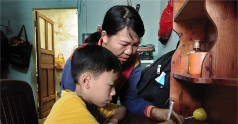 Xót thương cảnh người mẹ 10 năm cõng con đi... xin máu