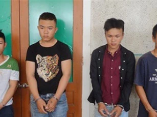 Băng cướp lao từ lùm cây ra quốc lộ, dí kiếm vào tài xế