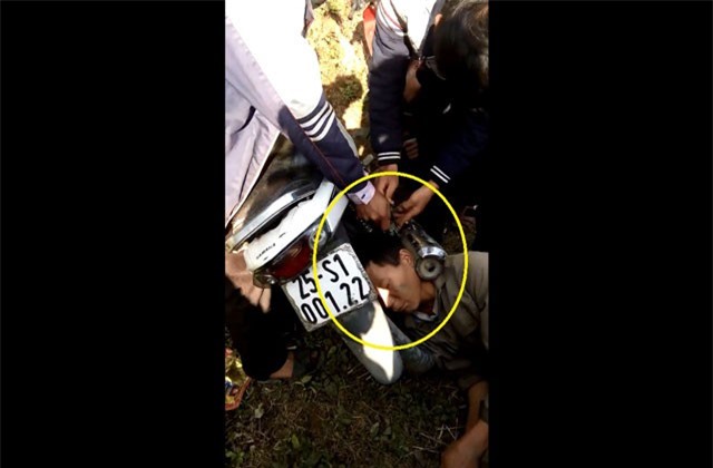 Clip: Giải cứu người đàn ông bị kẹt đầu vào giữa ống pô và bánh sau xe máy